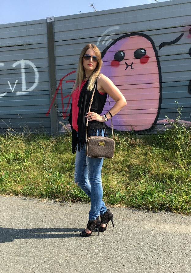 My favorite Ripped Jeans - Outfitpost - Mode - Fashion - Michael Kors Jet Set Handtasche - Fashionladyloves by Tamara Wagner 