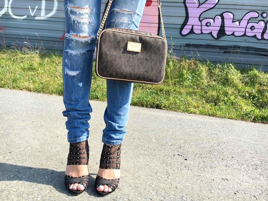 My favorite Ripped Jeans - Outfitpost - Mode - Fashion - Michael Kors Jet Set Handtasche - Fashionladyloves by Tamara Wagner 