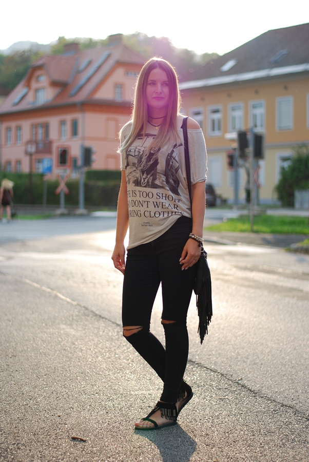 Statemend Shirt - Must have der Saison - Mode - Fashion - Look - Knee Cut Jeans - Sandalen - Fashionladyloves by Tamara Wagner 