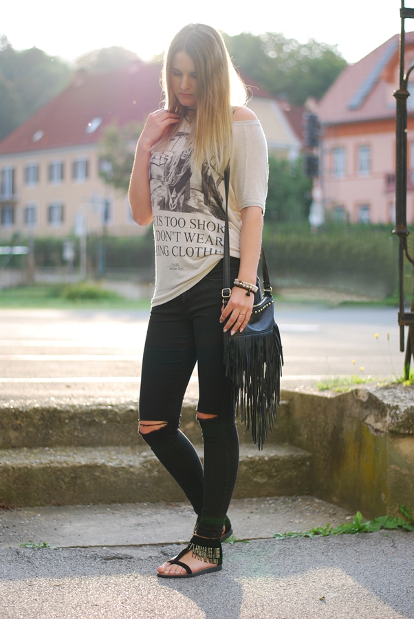 Statemend Shirt - Must have der Saison - Mode - Fashion - Look - Knee Cut Jeans - Sandalen - Fashionladyloves by Tamara Wagner 