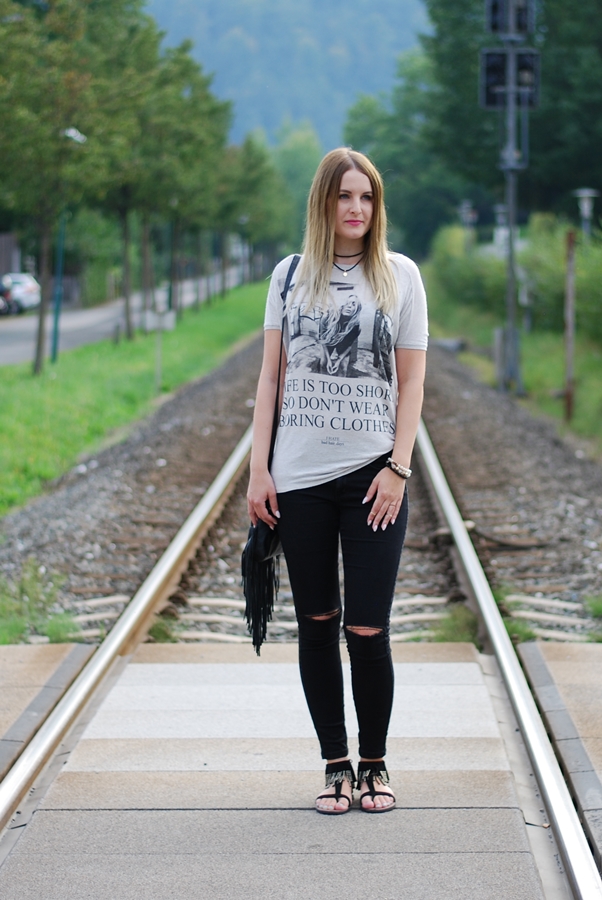 Statemend Shirt - Must have der Saison - Mode - Fashion - Look - Knee Cut Jeans - Sandalen - Fashionladyloves by Tamara Wagner 