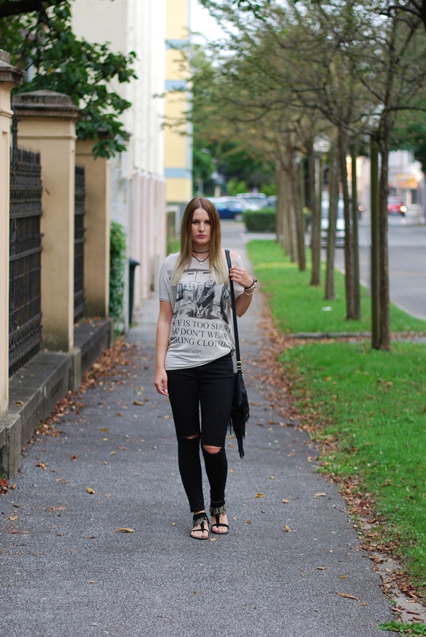 Statemend Shirt - Must have der Saison - Mode - Fashion - Look - Knee Cut Jeans - Sandalen - Fashionladyloves by Tamara Wagner 