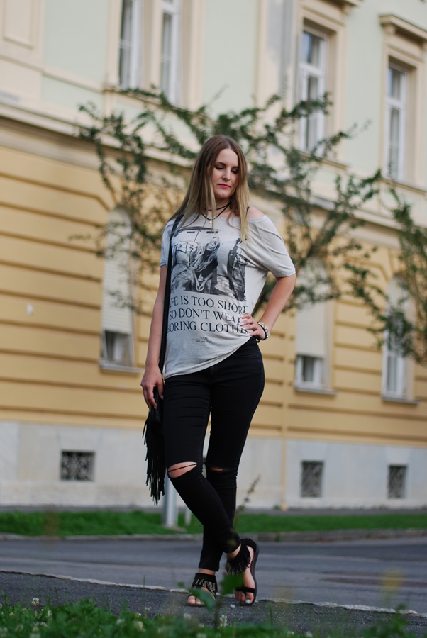 Statemend Shirt - Must have der Saison - Mode - Fashion - Look - Knee Cut Jeans - Sandalen - Fashionladyloves by Tamara Wagner 
