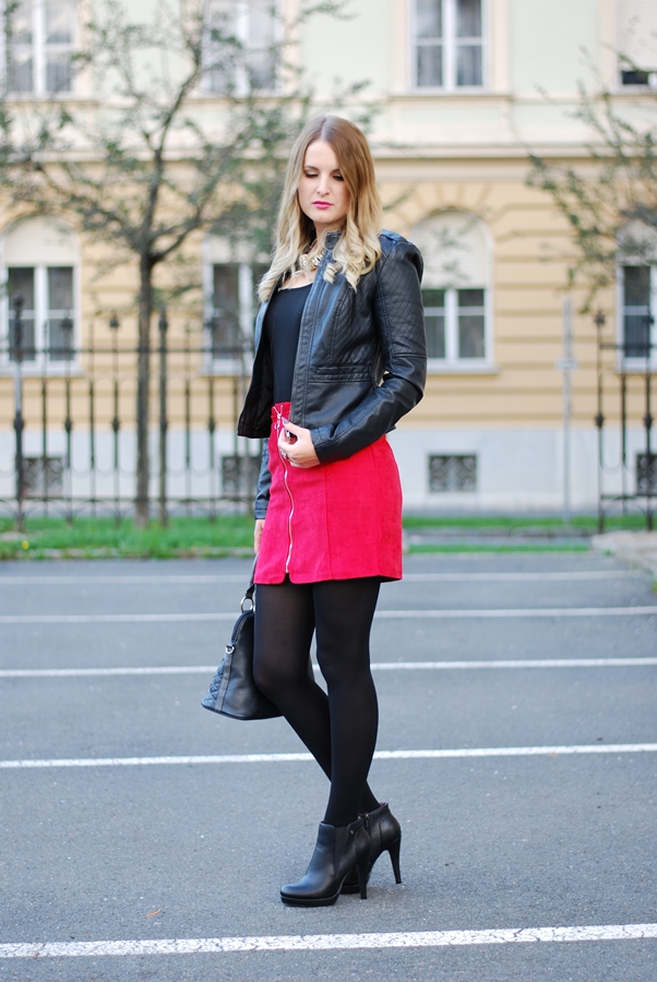 All black and a touch of red - Outfit - red skirt - Mode - Style - Fashion - Fashionladyloves by Tamara Wagner - Fashionblog