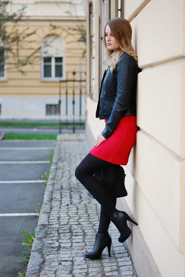 All black and a touch of red - Outfit - red skirt - Mode - Style - Fashion - Fashionladyloves by Tamara Wagner - Fashionblog
