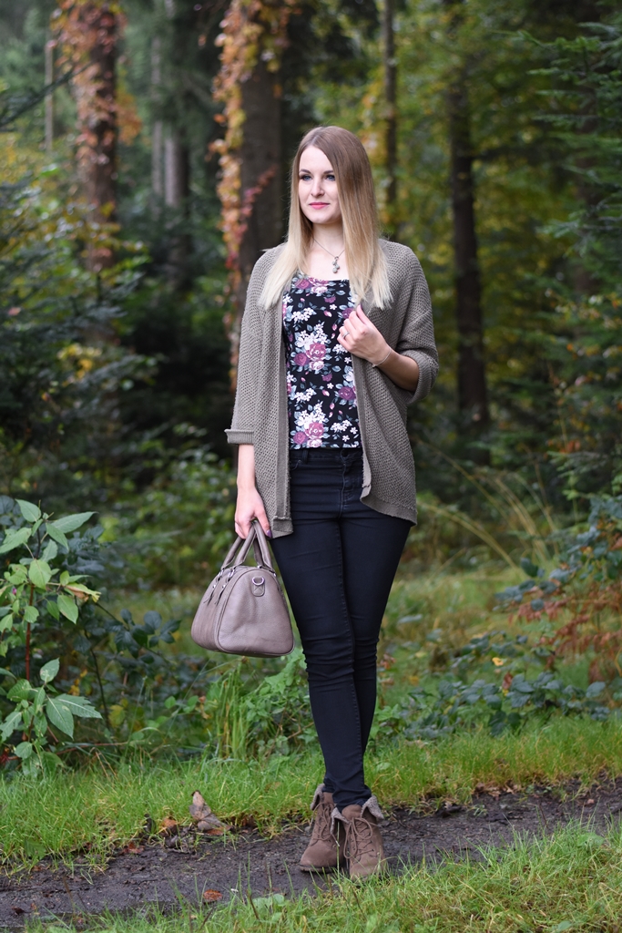 Taupe Cardigan, Herbst Outfit, Herbst Farbtrends, herbstliche Modefotos im Wald, Cardigan, Jeans, Blumenschirt, Fashionladyloves by Tamara Wagner, Fashion Blog, Mode Blog aus Graz Österreich