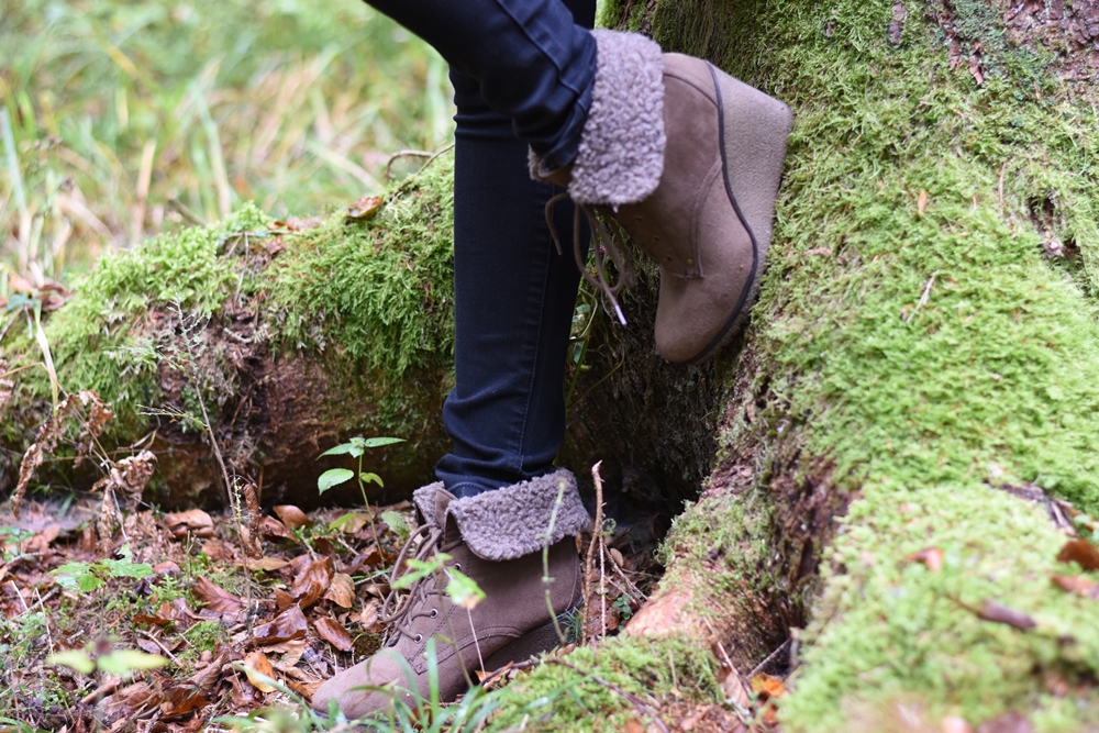 Taupe Cardigan, Herbst Outfit, Herbst Farbtrends, herbstliche Modefotos im Wald, Cardigan, Jeans, Blumenschirt, Fashionladyloves by Tamara Wagner, Fashion Blog, Mode Blog aus Graz Österreich