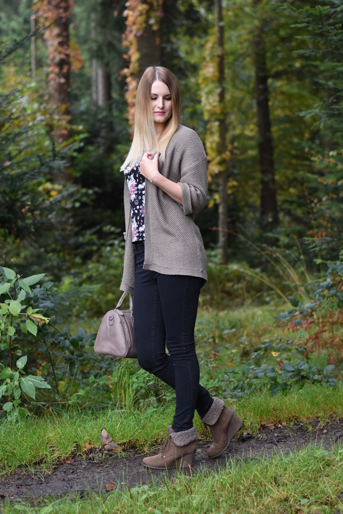 Taupe Cardigan, Herbst Outfit, Herbst Farbtrends, herbstliche Modefotos im Wald, Cardigan, Jeans, Blumenschirt, Fashionladyloves by Tamara Wagner, Fashion Blog, Mode Blog aus Graz Österreich