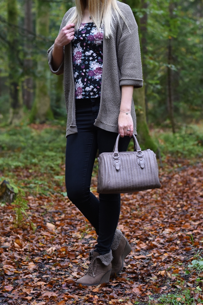 Taupe Cardigan, Herbst Outfit, Herbst Farbtrends, herbstliche Modefotos im Wald, Cardigan, Jeans, Blumenschirt, Fashionladyloves by Tamara Wagner, Fashion Blog, Mode Blog aus Graz Österreich