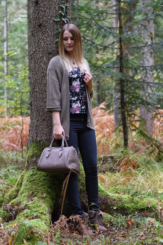 Taupe Cardigan, Herbst Outfit, Herbst Farbtrends, herbstliche Modefotos im Wald, Cardigan, Jeans, Blumenschirt, Fashionladyloves by Tamara Wagner, Fashion Blog, Mode Blog aus Graz Österreich