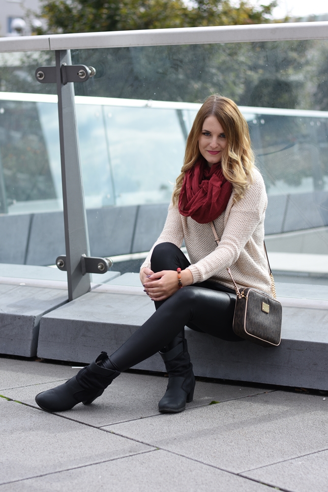 How to wear Leather Leggings - Lederleggings kombinieren - Outfit Ideen - Outfit Styling Tipps - Lederleggings, Pullover, Michael Kors Tasche, Boots, Tuch - Fashionladyloves by Tamara Wagner - Mode Blog - Fashionblog aus Graz Österreich