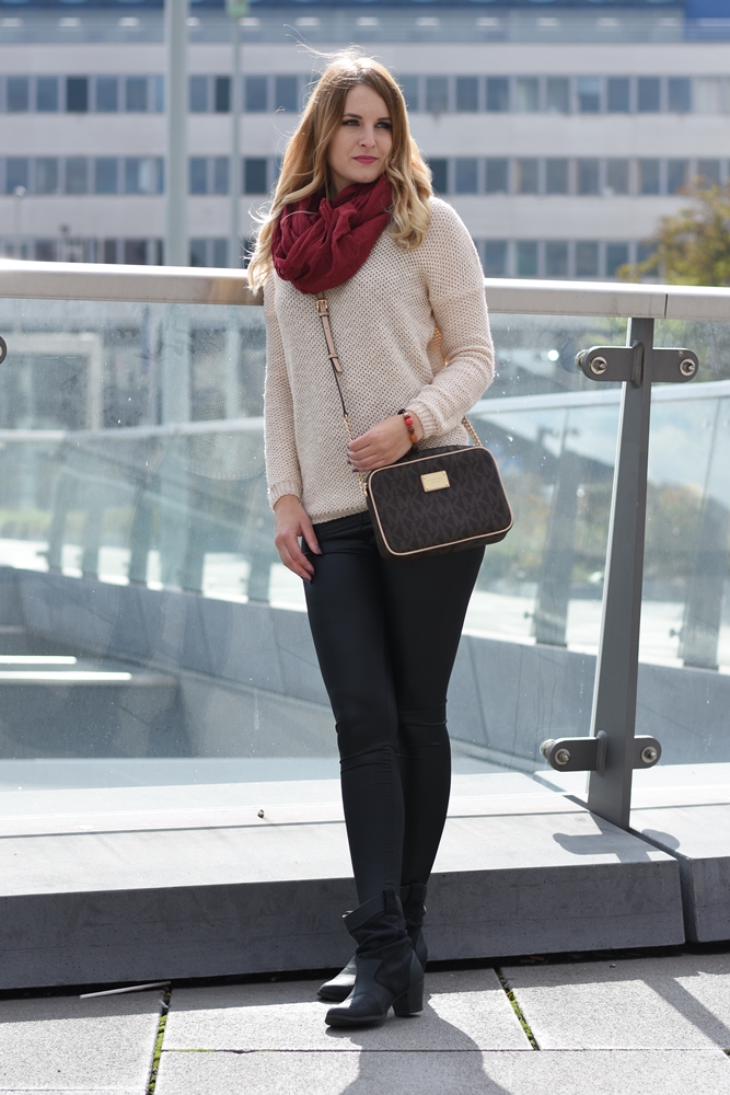 How to wear Leather Leggings - Lederleggings kombinieren - Outfit Ideen - Outfit Styling Tipps - Lederleggings, Pullover, Michael Kors Tasche, Boots, Tuch - Fashionladyloves by Tamara Wagner - Mode Blog - Fashionblog aus Graz Österreich