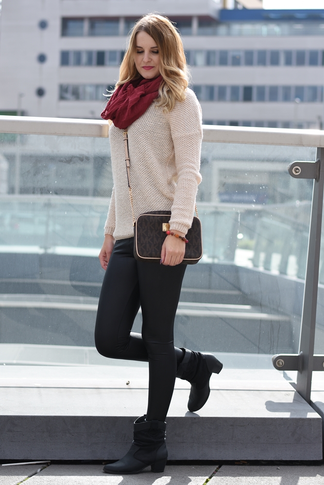 How to wear Leather Leggings - Lederleggings kombinieren - Outfit Ideen - Outfit Styling Tipps - Lederleggings, Pullover, Michael Kors Tasche, Boots, Tuch - Fashionladyloves by Tamara Wagner - Mode Blog - Fashionblog aus Graz Österreich