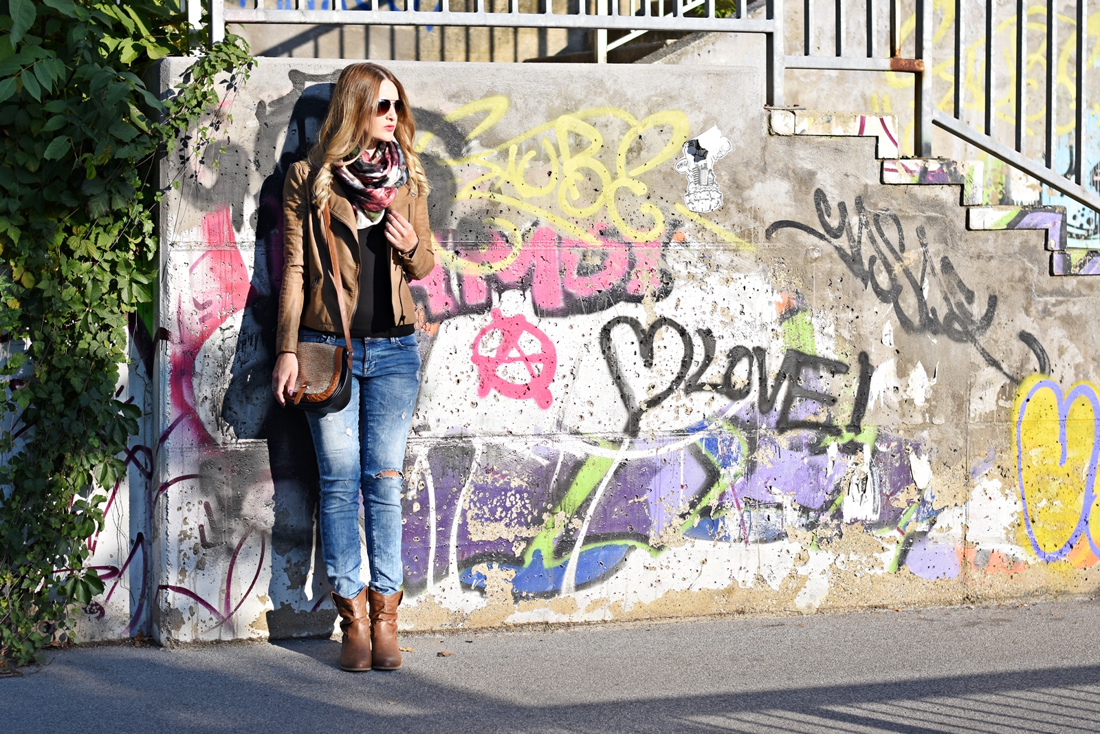 Ripped Jeans Fall Outfit - Fashionladyloves - Modeblog - Fashion Blogger