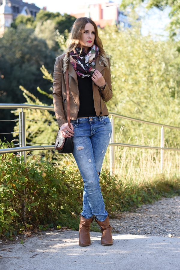 Ripped Jeans Fall Outfit - Herbst Outfit - Herbst Mode - Herbst Look - Herbst Style - Trends - Kunstlederjacke - Boots - Tuch - Fashionladyloves by Tamara Wagner - Mode Blog - Fashion Blog - Style Blog aus Graz Österreich