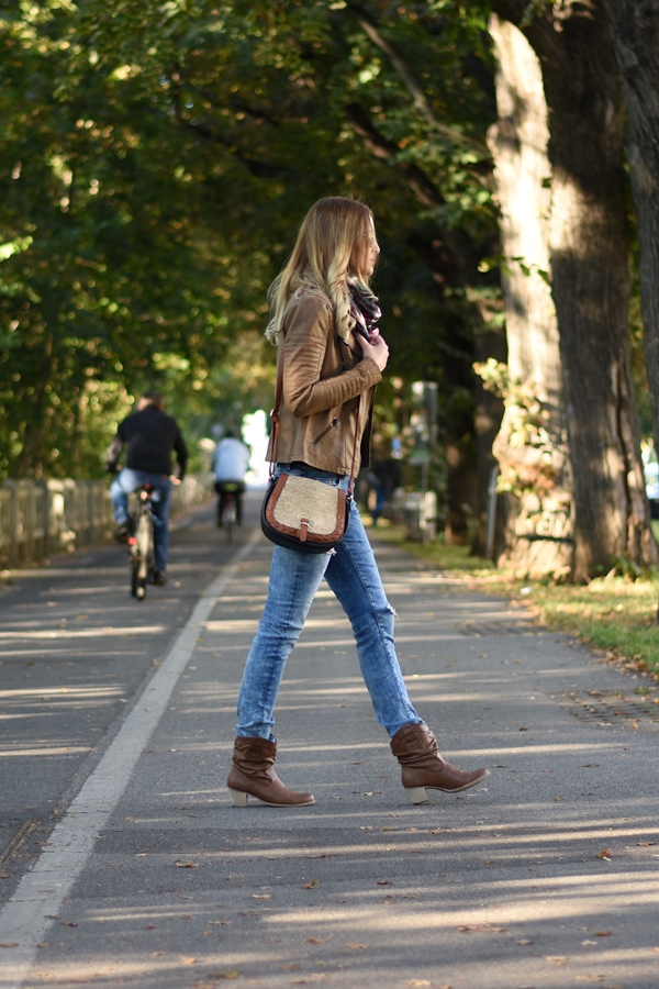 Ripped Jeans Fall Outfit - Herbst Outfit - Herbst Mode - Herbst Look - Herbst Style - Trends - Kunstlederjacke - Boots - Tuch - Fashionladyloves by Tamara Wagner - Mode Blog - Fashion Blog - Style Blog aus Graz Österreich