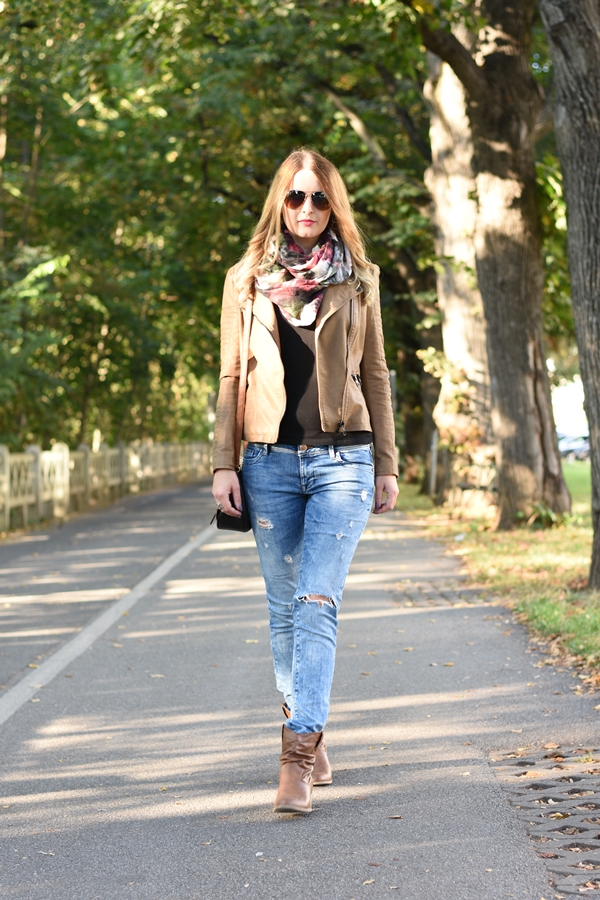 Ripped Jeans Fall Outfit - Herbst Outfit - Herbst Mode - Herbst Look - Herbst Style - Trends - Kunstlederjacke - Boots - Tuch - Fashionladyloves by Tamara Wagner - Mode Blog - Fashion Blog - Style Blog aus Graz Österreich