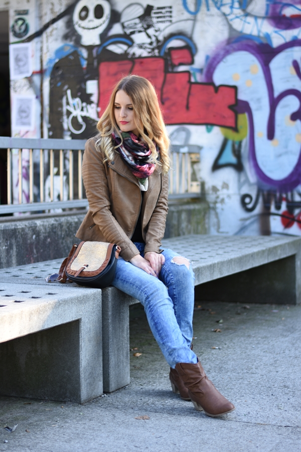 Ripped Jeans Fall Outfit - Herbst Outfit - Herbst Mode - Herbst Look - Herbst Style - Trends - Kunstlederjacke - Boots - Tuch - Fashionladyloves by Tamara Wagner - Mode Blog - Fashion Blog - Style Blog aus Graz Österreich