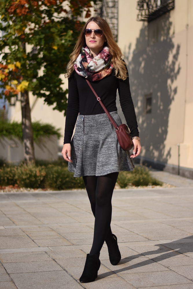 Grey Skirt - ootd - grauen Rock kombinieren - Rock kombination für den Herbst - Grau Rot Kombi - Outfit Kombination Ideen - Keilschuhe Cross Body Bag langarm Shirt und Rock - Mode - Fashion - Outfit - Style - Mode Blog - Fashion Blog - Style Blog - Fashionladyloves by Tamara Wagner - Fashion Blog aus Graz Österreich 