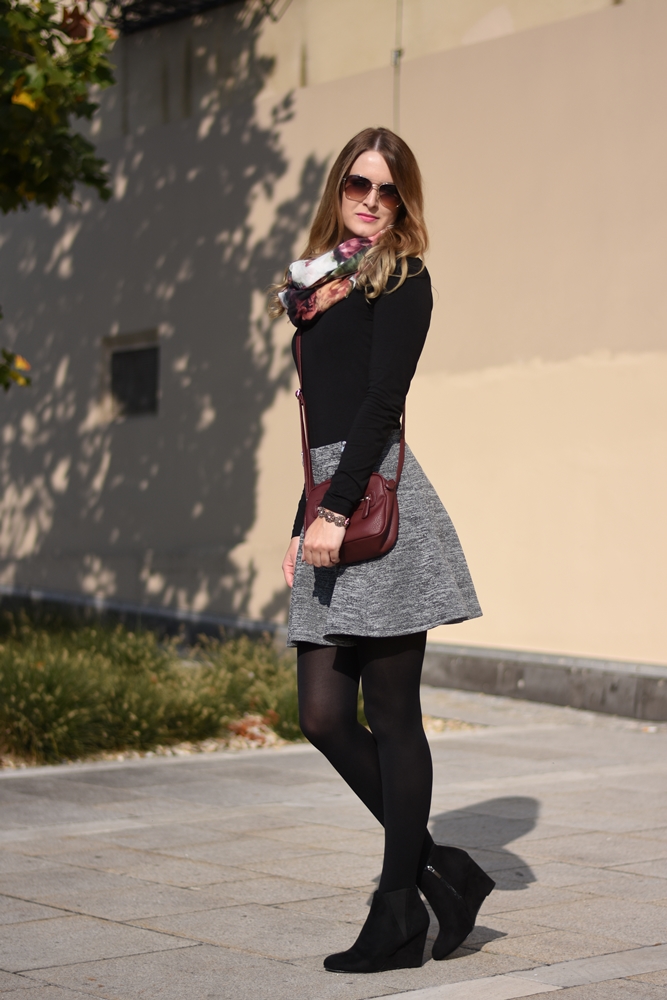 Grey Skirt - ootd - grauen Rock kombinieren - Rock kombination für den Herbst - Grau Rot Kombi - Outfit Kombination Ideen - Keilschuhe Cross Body Bag langarm Shirt und Rock - Mode - Fashion - Outfit - Style - Mode Blog - Fashion Blog - Style Blog - Fashionladyloves by Tamara Wagner - Fashion Blog aus Graz Österreich 