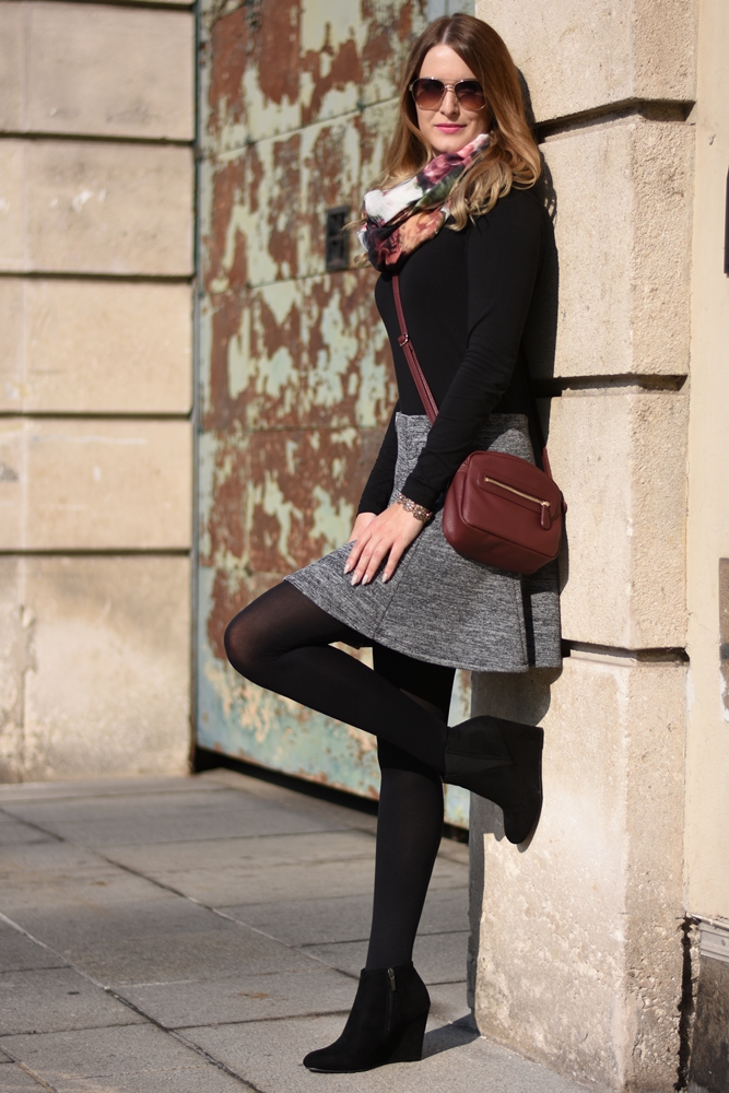 Grey Skirt - ootd - grauen Rock kombinieren - Rock kombination für den Herbst - Grau Rot Kombi - Outfit Kombination Ideen - Keilschuhe Cross Body Bag langarm Shirt und Rock - Mode - Fashion - Outfit - Style - Mode Blog - Fashion Blog - Style Blog - Fashionladyloves by Tamara Wagner - Fashion Blog aus Graz Österreich 