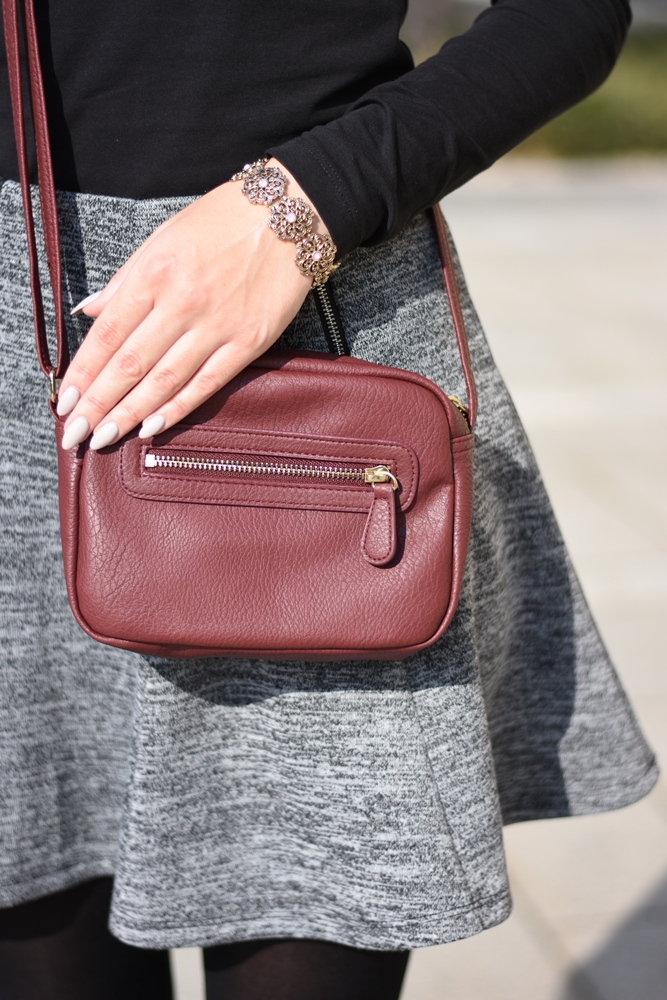 Grey Skirt - ootd - grauen Rock kombinieren - Rock kombination für den Herbst - Grau Rot Kombi - Outfit Kombination Ideen - Keilschuhe Cross Body Bag langarm Shirt und Rock - Mode - Fashion - Outfit - Style - Mode Blog - Fashion Blog - Style Blog - Fashionladyloves by Tamara Wagner - Fashion Blog aus Graz Österreich 