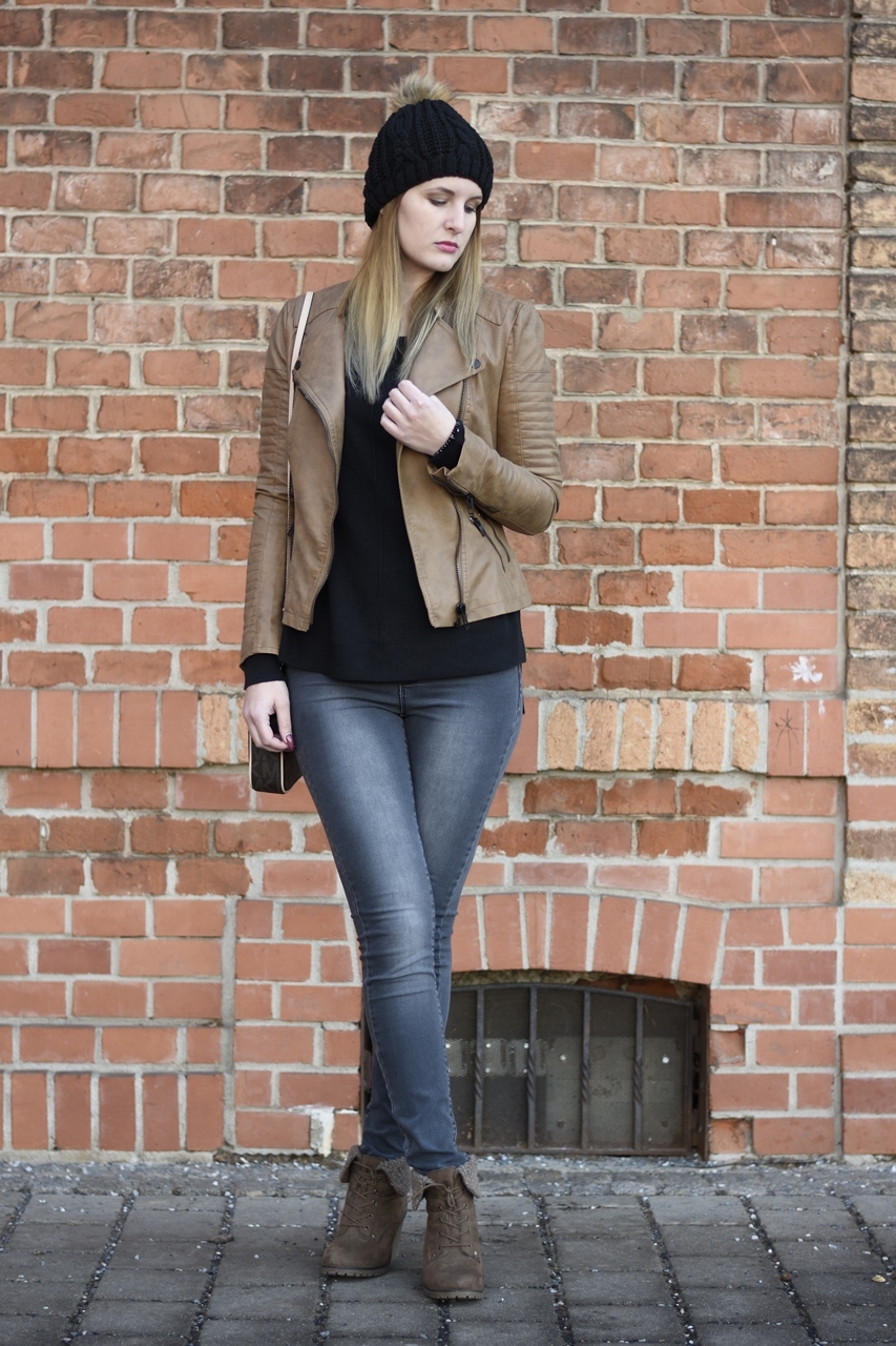 casual-street-style-jeans-sweather-fake-leather-jacket-fashionladyloves