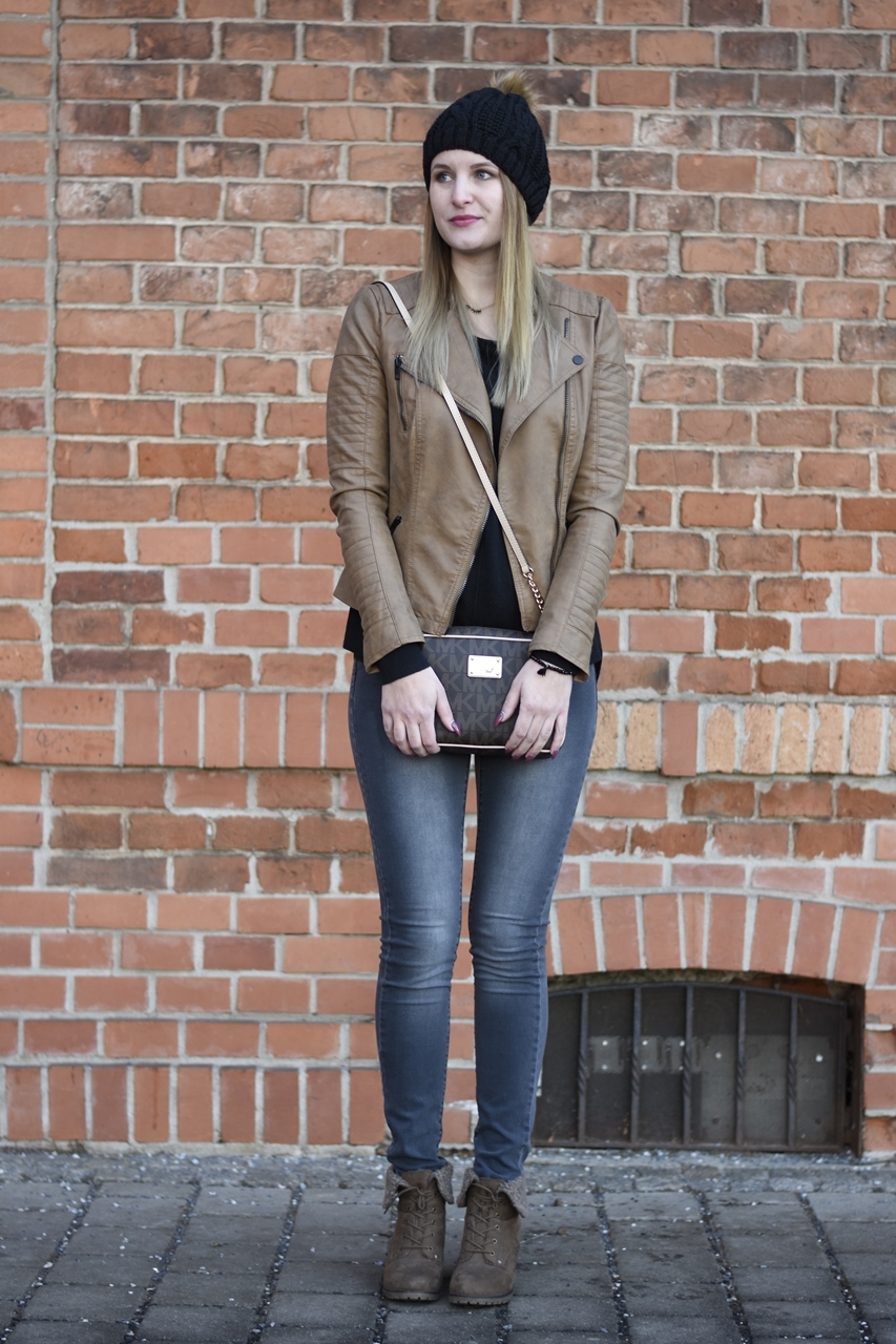 casual-street-style-jeans-sweather-fake-leather-jacket-fashionladyloves-4