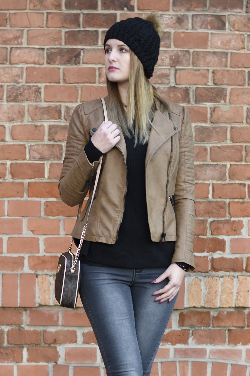 casual-street-style-jeans-sweather-fake-leather-jacket-fashionladyloves-5