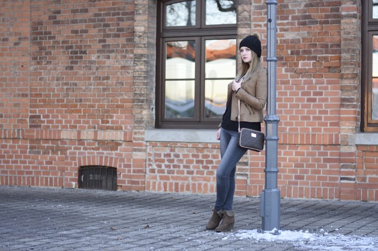 casual-street-style-jeans-sweather-fake-leather-jacket-fashionladyloves