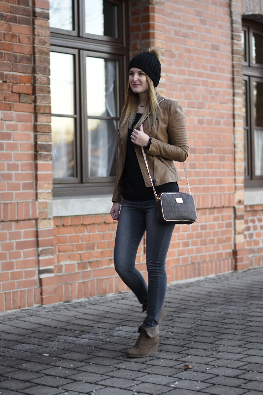 casual-street-style-jeans-sweather-fake-leather-jacket-fashionladyloves-9