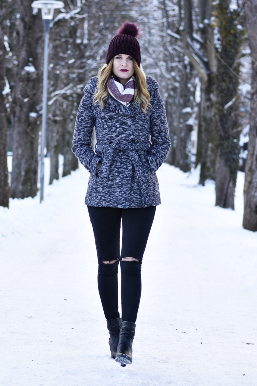 Shades of Grey Outfit - Winterjacke Grau - Rote Mütze - Fashionladyloves
