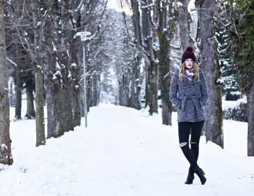 Shades of Grey Outfit - Winterjacke Grau - Rote Mütze - Fashionladyloves