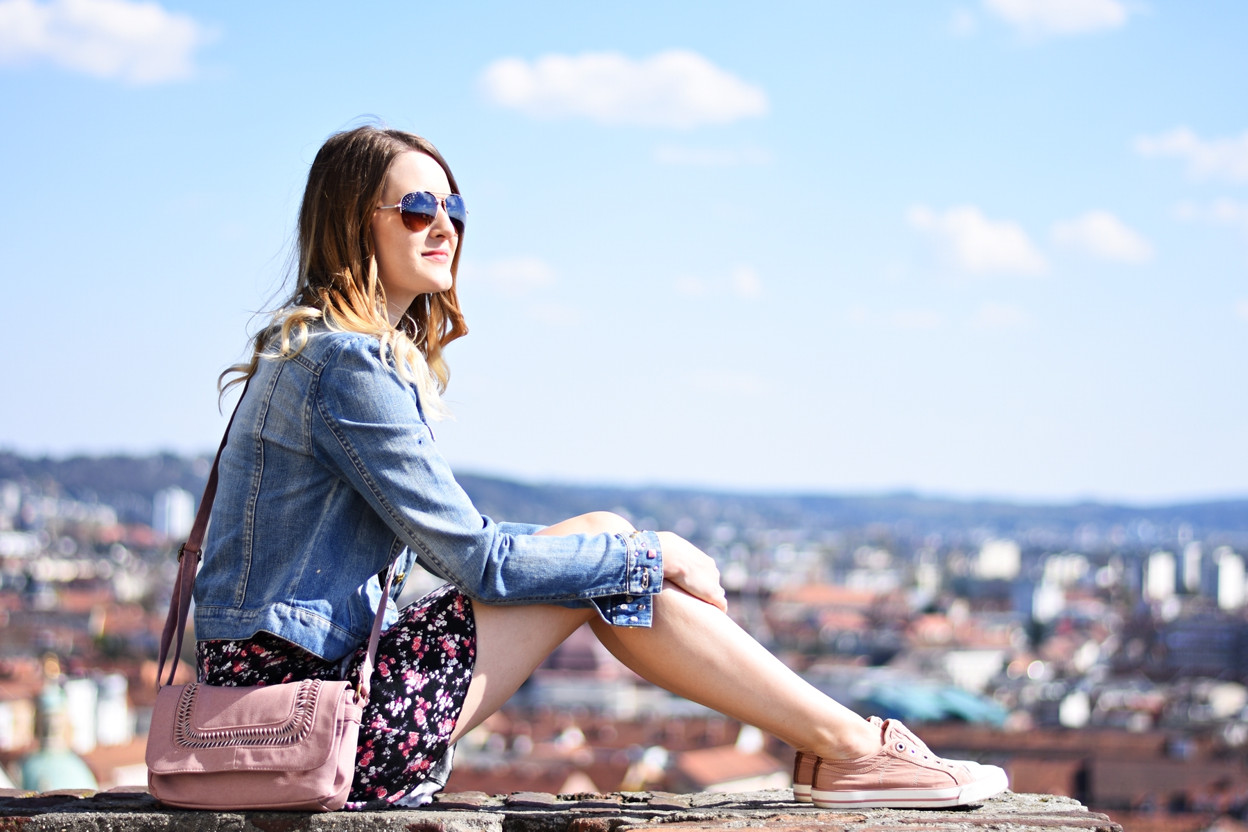 Denim Love - Jeansjacke trifft Blumenkleid - Outfit - Frühlingslook - Fashionladyloves 