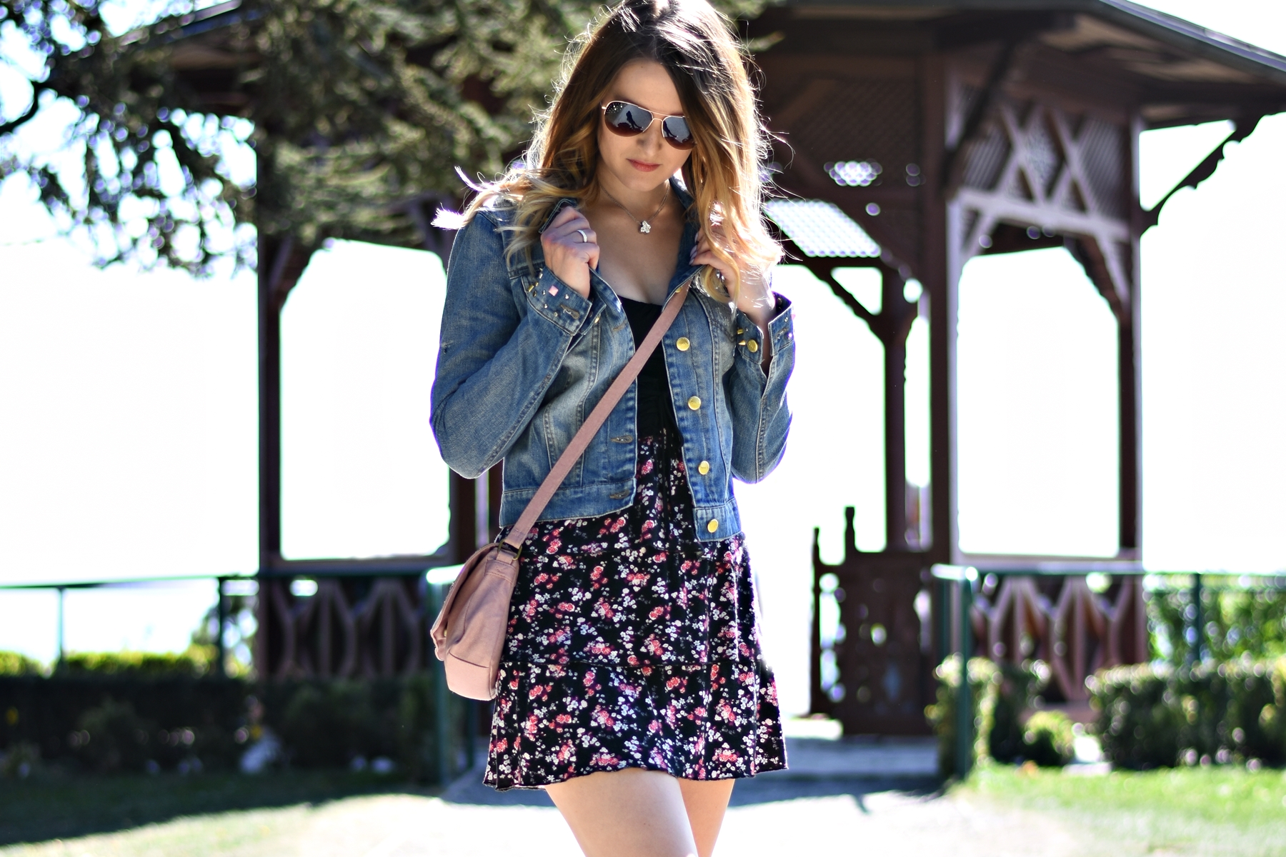 Denim Love - Jeansjacke trifft Blumenkleid - Outfit - Frühlingslook - Fashionladyloves