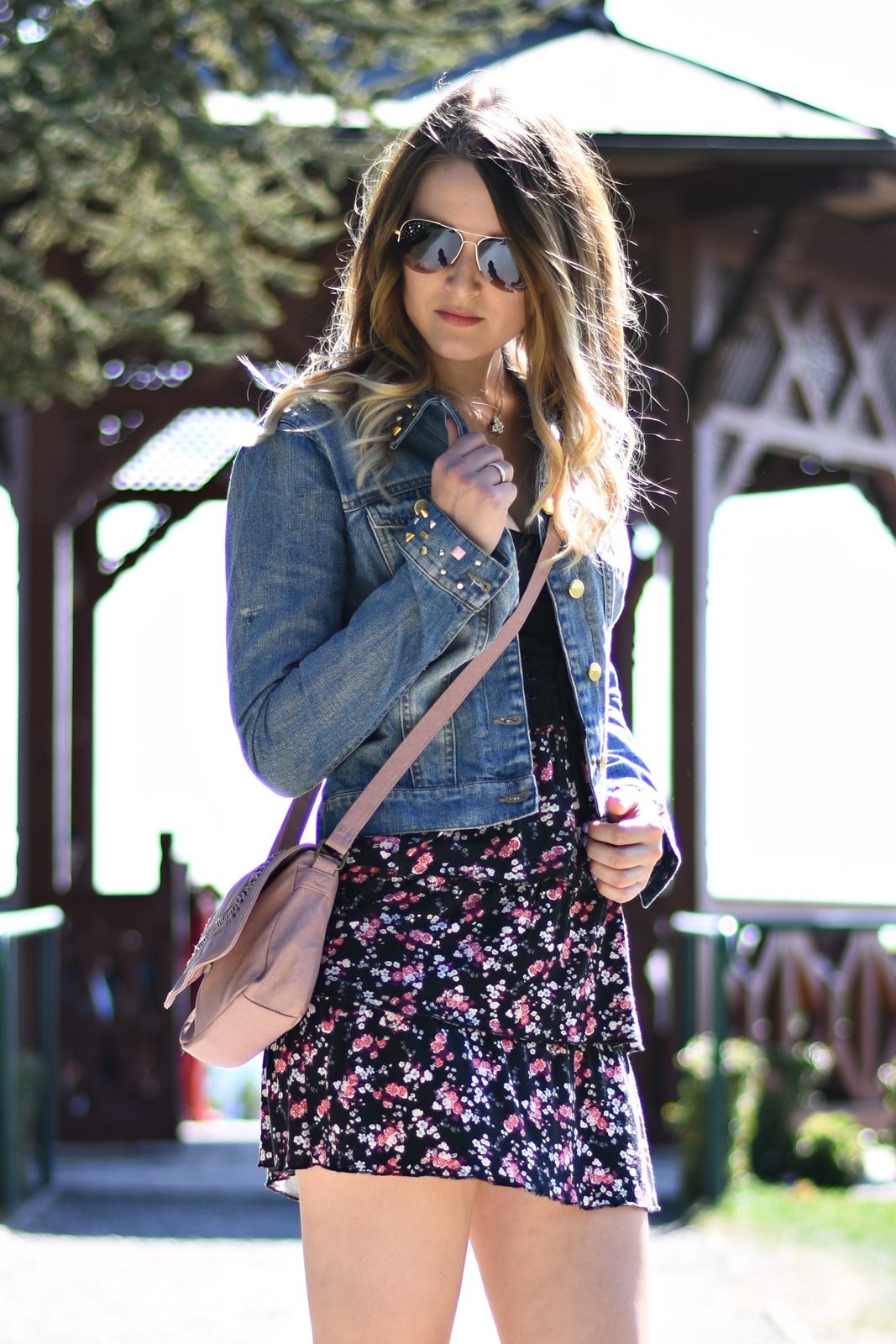 Denim Love - Jeansjacke trifft Blumenkleid - Outfit - Frühlingslook - Fashionladyloves