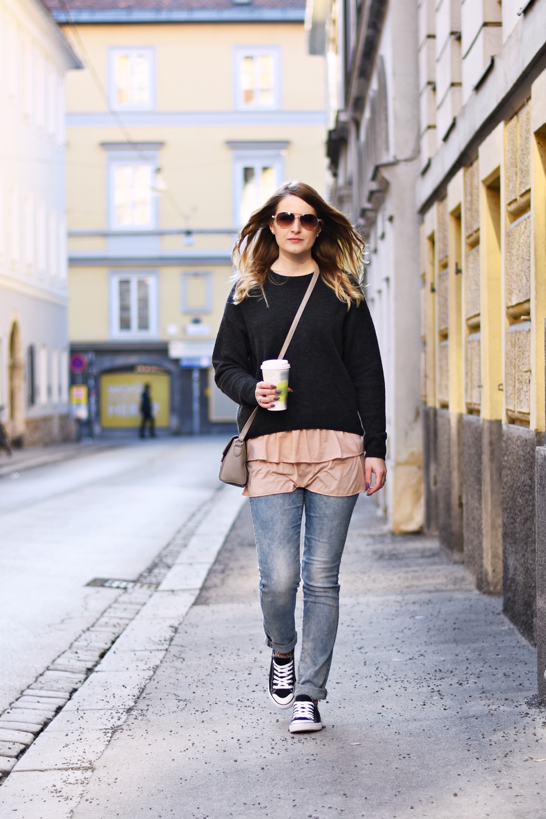 Fishnet Tights and Sneakers - Frühlingsoutfit - Spring Layering - Fashionladyloves