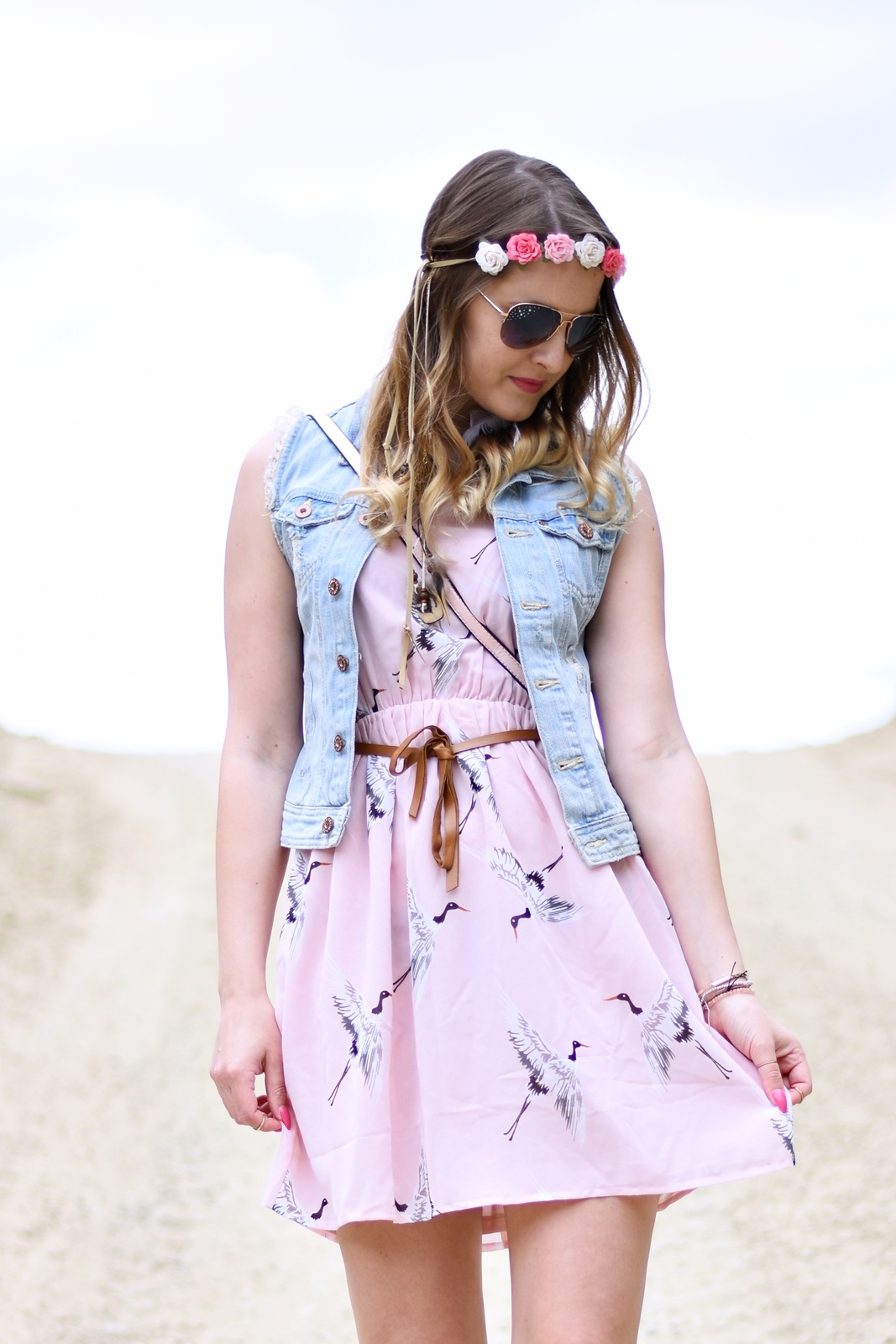 Festival Summer Look - Rosa Kleid Denim Jacke Rosa Tasche - Fashionladyloves - Fashion Blog - Modeblog