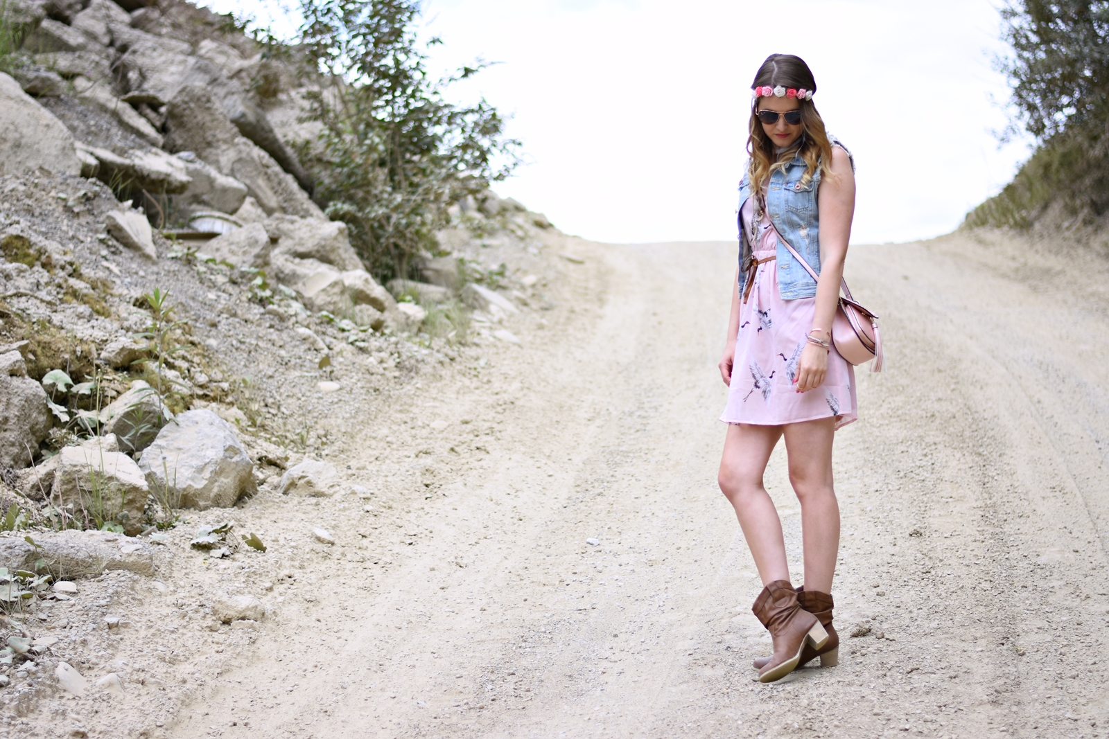 Festival Summer Look - Rosa Kleid Denim Jacke Rosa Tasche - Fashionladyloves - Fashion Blog - Modeblog