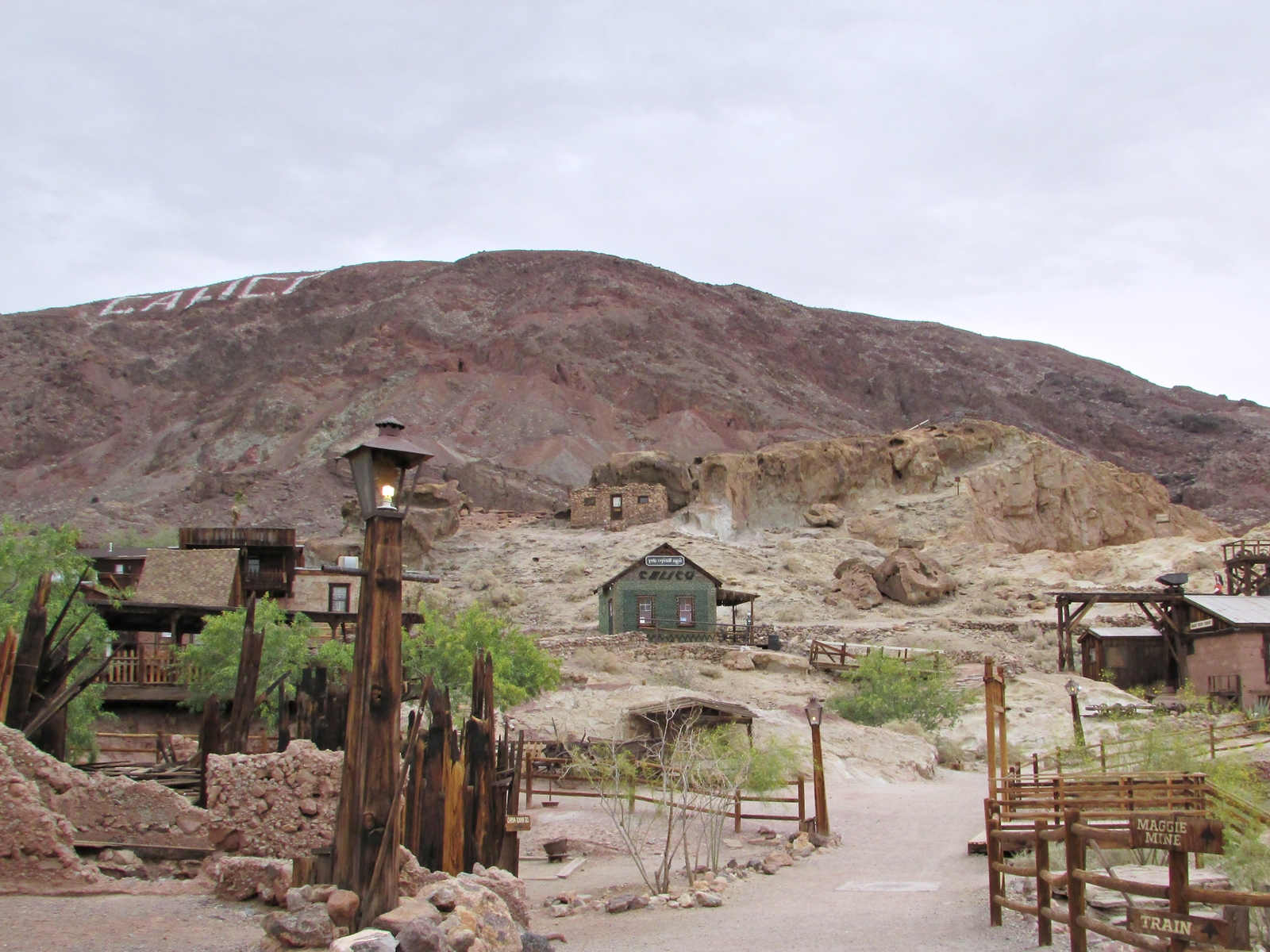 Calico Ghost town - usa rundreise - geisterstadt in der Mojave Wüste - Glashaus aus Flaschen - Roadtrip - Abenteuer Reise - Amerika - Fashionladyloves by Tamara Wagner Travelblog