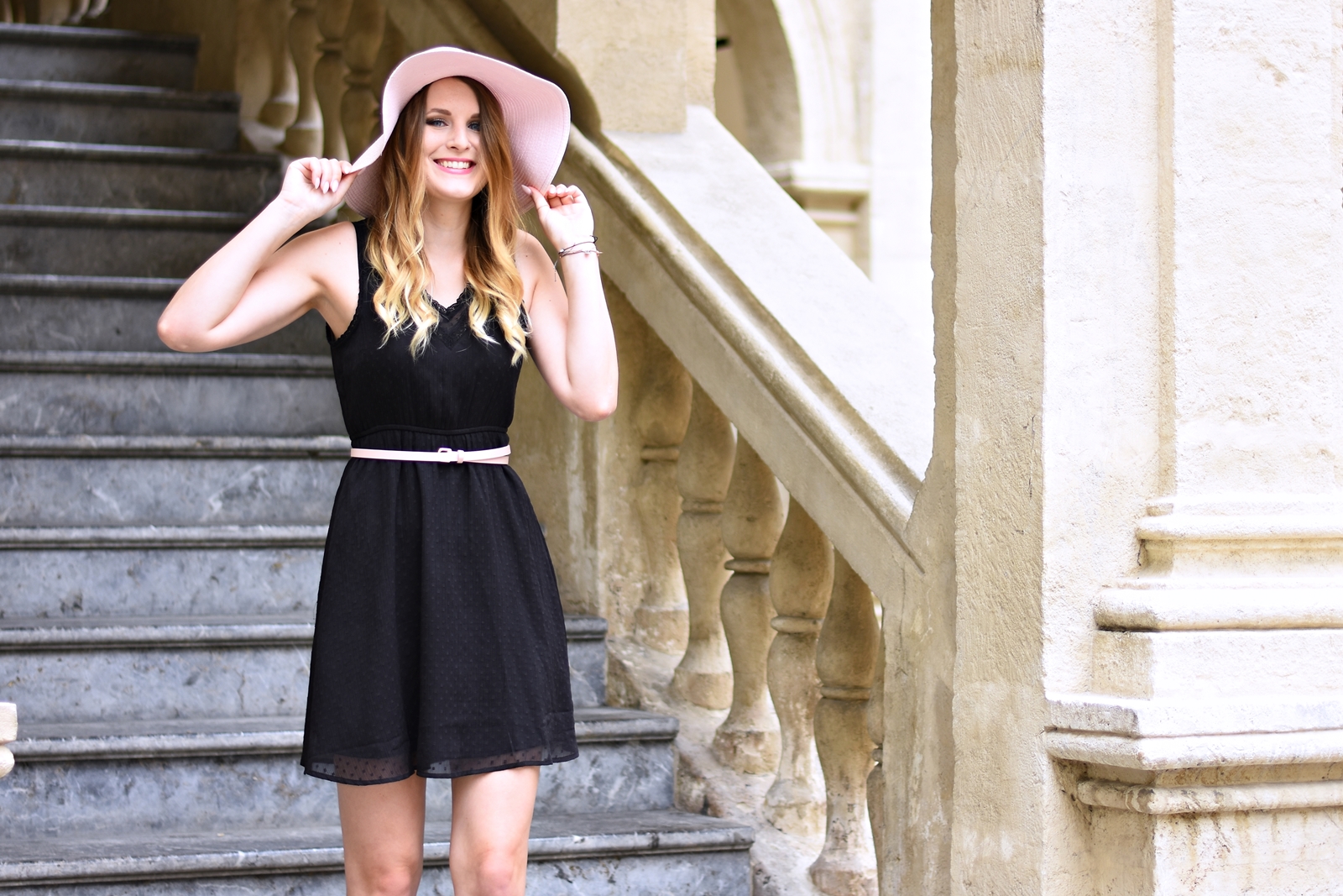 Das kleine Schwarze - sommerlich gestylt - Sommer Kombination - schwarzes Kleid - Outfit - Mode - Style - Trend - Sonnenhut - Keil Schuhe - how to style a black dress for summer - summer trend - Blogparade Fashionladyloves by Tamara Wagner - Fashionblog