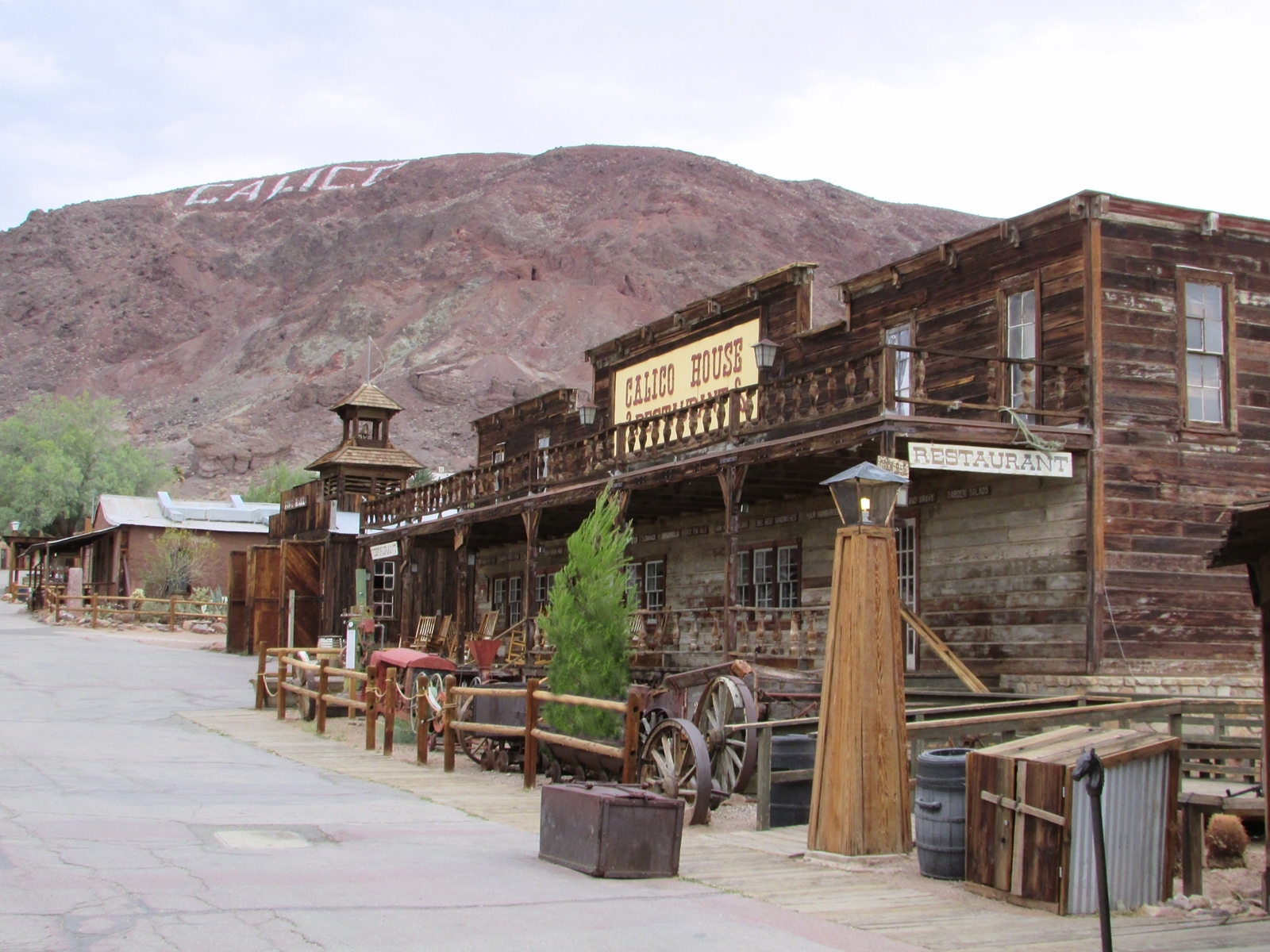 Calico Ghost town - usa rundreise - geisterstadt in der Mojave Wüste - Eingang - Calico House - Fashionladyloves by Tamara Wagner Travelblog