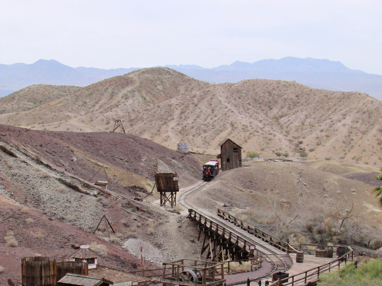 Calico Ghost town - usa rundreise - geisterstadt in der Mojave Wüste - Eingang - Zug - Fashionladyloves by Tamara Wagner Travelblog