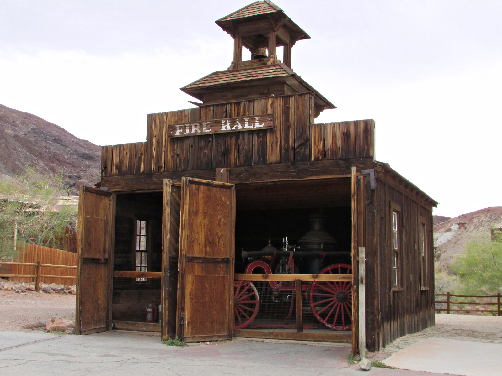 Calico Ghost town - usa rundreise - geisterstadt in der Mojave Wüste - Fire Hall - Roadtrip - Fashionladyloves by Tamara Wagner Travelblog