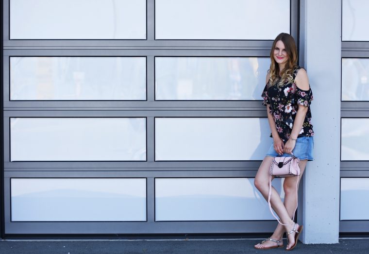 Jeansrock der Sommertrend - Streetstyle - Mode - Fashion - Trends - Blumenprint Bluse - Rosa Tasche - Fashionladyloves by Tamara Wagner Fashionblog