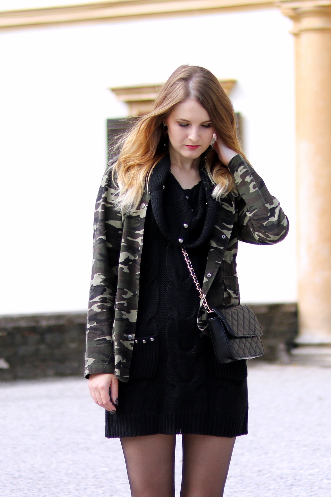 Schick mit Strick - das Strickkleid - Kombination mit schwarzen Strickkleid, Camouflage Jacke, Cross Body Bag und Chucks - Fashion - Mode - Otfit - Style - Tipps - Trends - Outfit Ideen - Streetstyle Tipps - Fashion Blog - Mode Blog aus Graz Österreich - Fashionladyloves by Tamara Wagner - Deutsche Modebloggerin