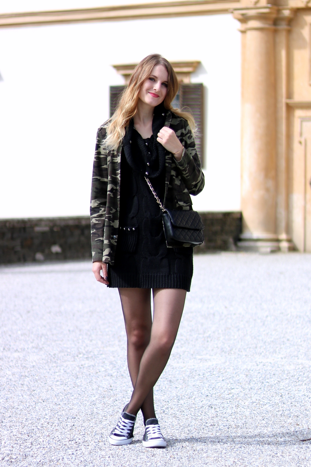 Schick mit Strick - das Strickkleid - Kombination mit schwarzen Strickkleid, Camouflage Jacke, Cross Body Bag und Chucks - Fashion - Mode - Otfit - Style - Tipps - Trends - Outfit Ideen - Streetstyle Tipps - Fashion Blog - Mode Blog aus Graz Österreich - Fashionladyloves by Tamara Wagner - Deutsche Modebloggerin