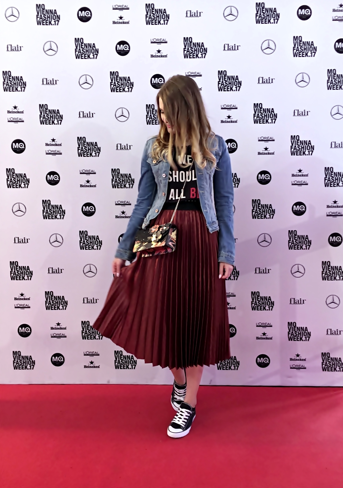 Vienna Fashion Week - Streetstyle - metallic Plissee Rock - Statement Shirt - Jeansjacke - Guess Tasche - Chucks - Fashionladyloves by Tamara Wagner - Fashion Blog aus Graz Österreich