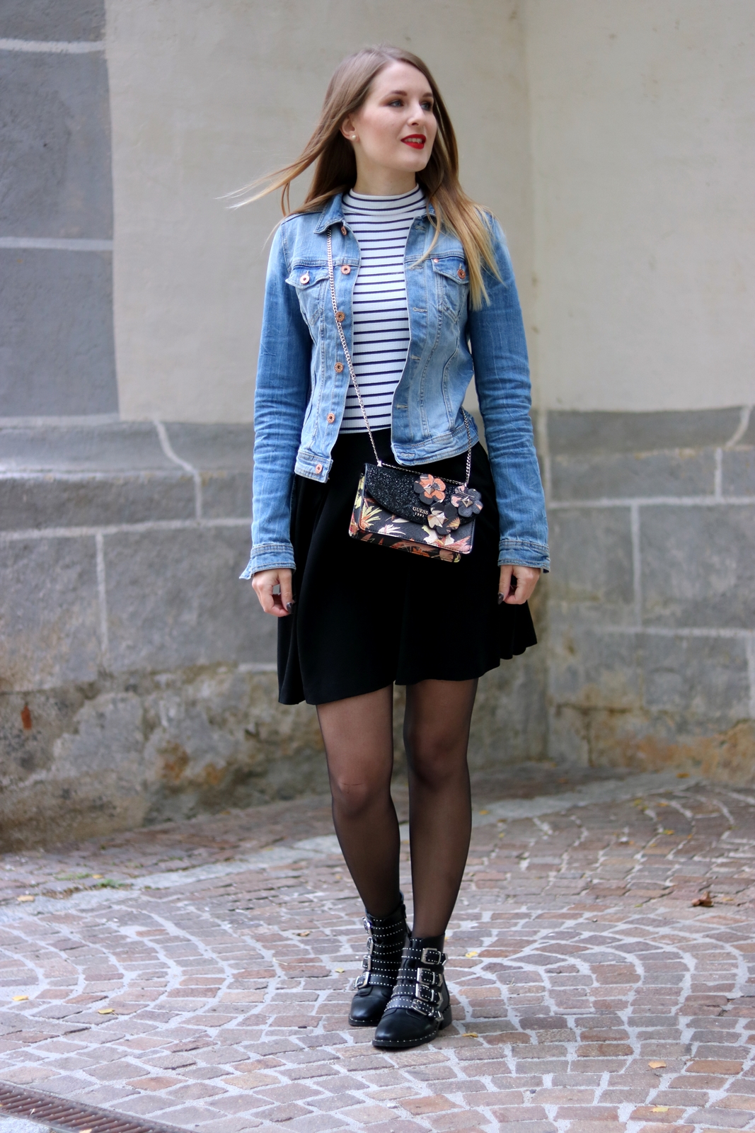 Die Jeansjacke kombinieren - Zeitlose Modeklassiker die in keinem Kleiderschrank fehlen dürfen - Styling Tipps - Outfit Inspiration - Fashion - Mode - Trends - Klassiker - Jeansjacke - Streifenshirt - Rock - Nieten Boots - Cross Body Bag - Fashionladyloves by Tamara Wagner - Fashion Blog - Mode Blog aus Graz Österreich 