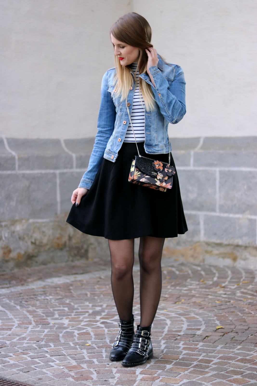 Die Jeansjacke kombinieren - Zeitlose Modeklassiker die in keinem Kleiderschrank fehlen dürfen - Styling Tipps - Outfit Inspiration - Fashion - Mode - Trends - Klassiker - Jeansjacke - Streifenshirt - Rock - Nieten Boots - Cross Body Bag - Fashionladyloves by Tamara Wagner - Fashion Blog - Mode Blog aus Graz Österreich 